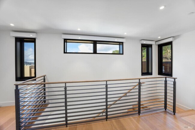 Building Photo - 8 Oak Shore Dr
