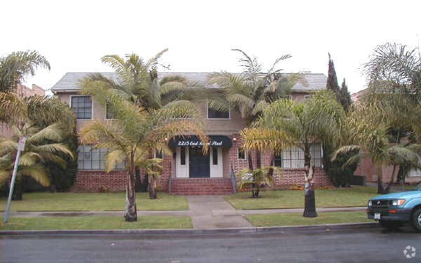 Foto del edificio - 2215 E 2nd St