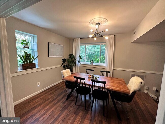 Foto del edificio - 1661 Parkcrest Cir