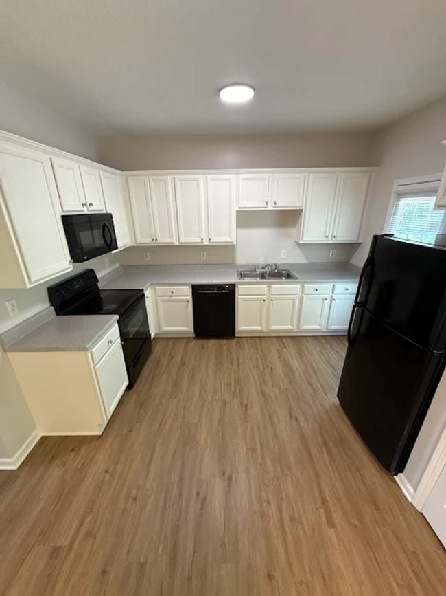 Building Photo - 3 bed 2 bath property in Atlanta!! -- Apply NOW and Get 50% OFF THE FIRST MONTH RENT!