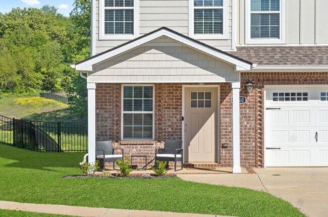 Building Photo - 3 Bedroom 2 1/2 Bath Pet Friendly Home For...