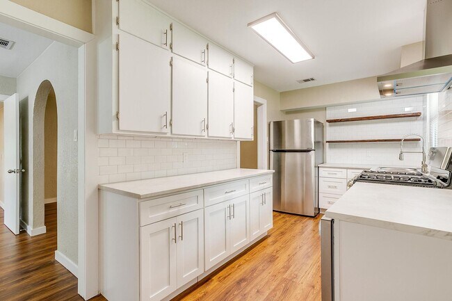 Building Photo - Darling 3/1 Located in Hurst