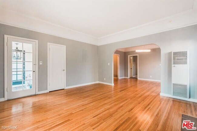 Building Photo - 819 1/2 Westmount Dr