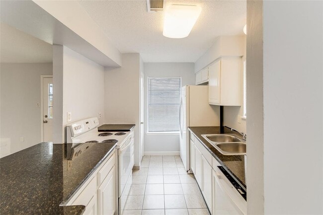 Building Photo - 2530 Long Reach Dr
