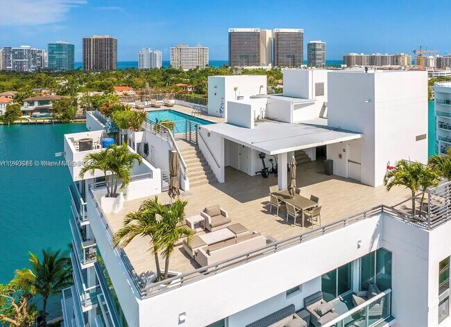 Building Photo - 9901 E Bay Harbor Dr