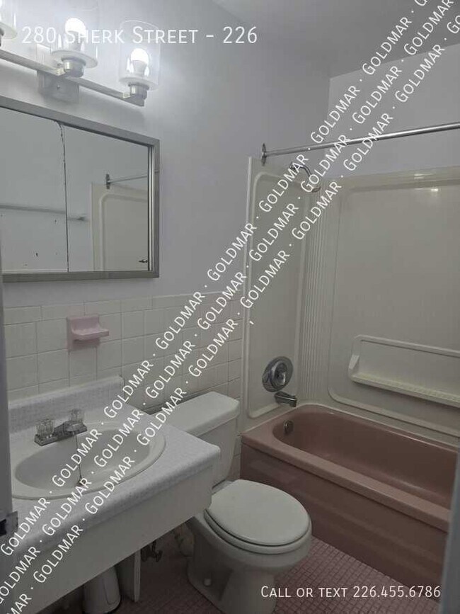 Photo du bâtiment - ALL INCLUSIVE! Apartment Near Downtown Leamington