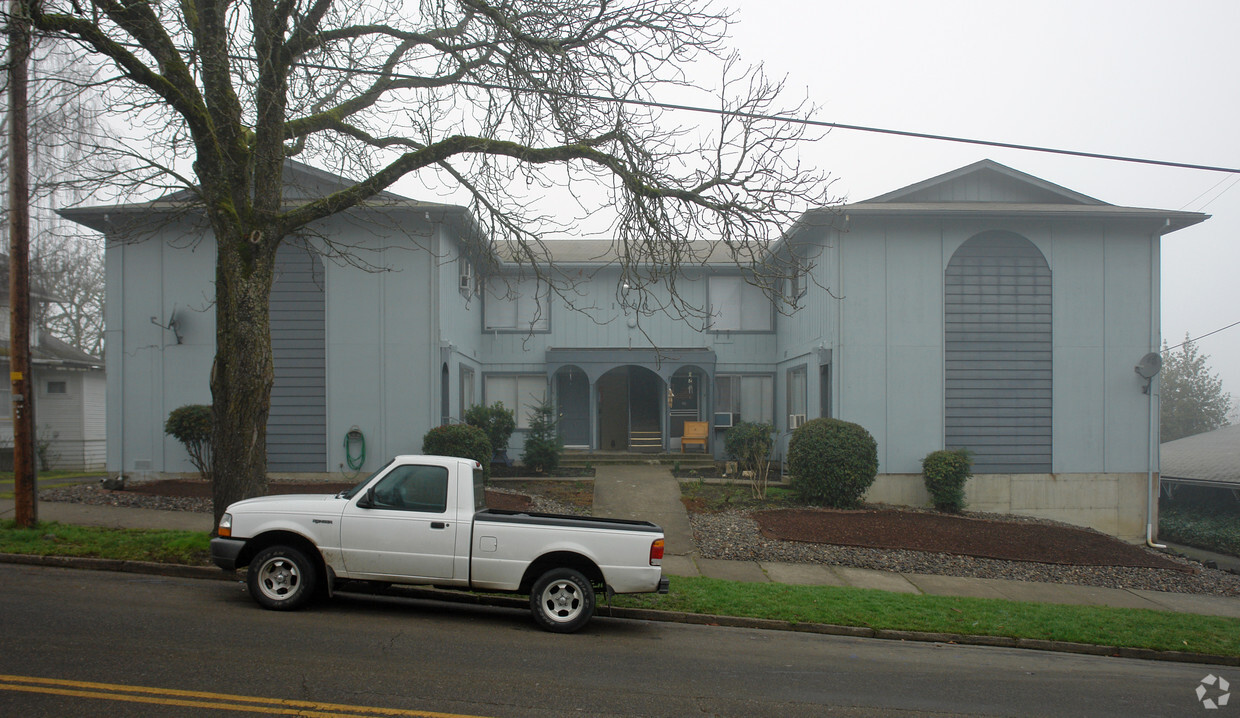 Primary Photo - 1030 SE Main St
