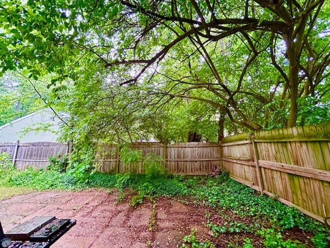 Foto del edificio - Beautifully renovated 4BR/3BA rambler with wraparound porch and garage