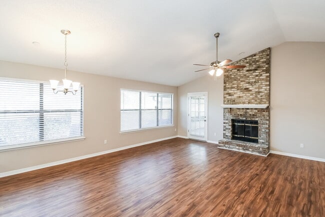 Foto del edificio - 7631 Collins Ridge Blvd