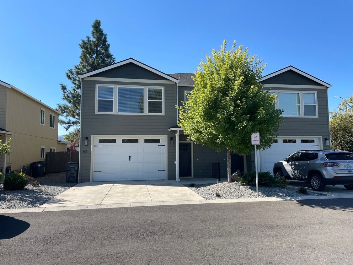 Primary Photo - Gorgeous 4 Bedroom 2.5 Bath Home-A Must Se...