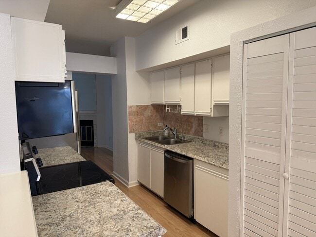Building Photo - Premium North Valley Condo