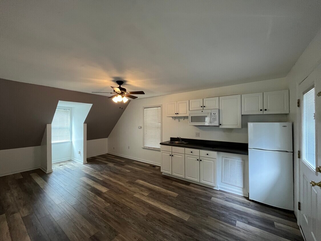 Main room w/kitchenette - 4200 Lee Hill School Dr