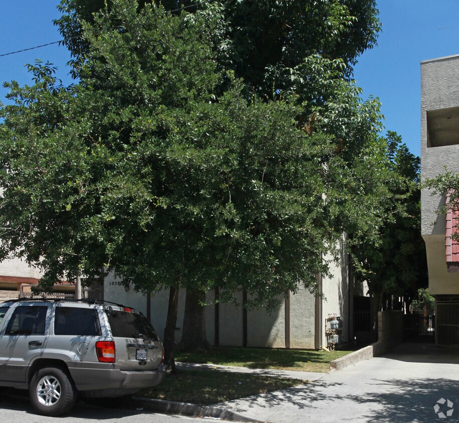 Foto del edificio - 1038 Thompson Ave