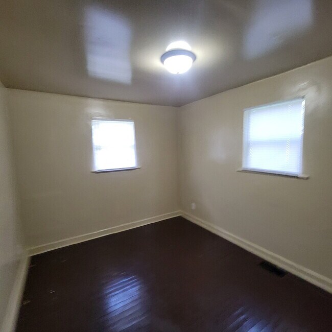 Building Photo - Convenient West Side Location! 3BR/2BA!