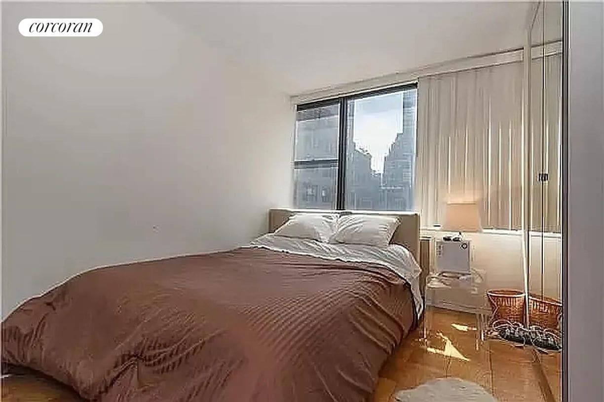 Foto del edificio - 301 E 45th St