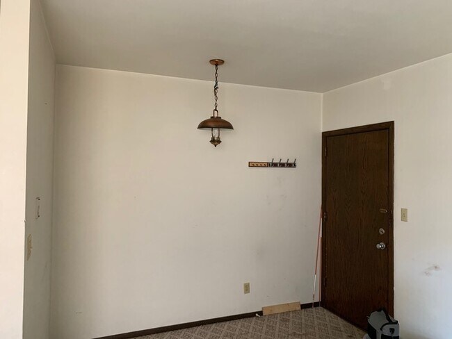 Building Photo - 1 Bedroom Neenah-Utilities Included