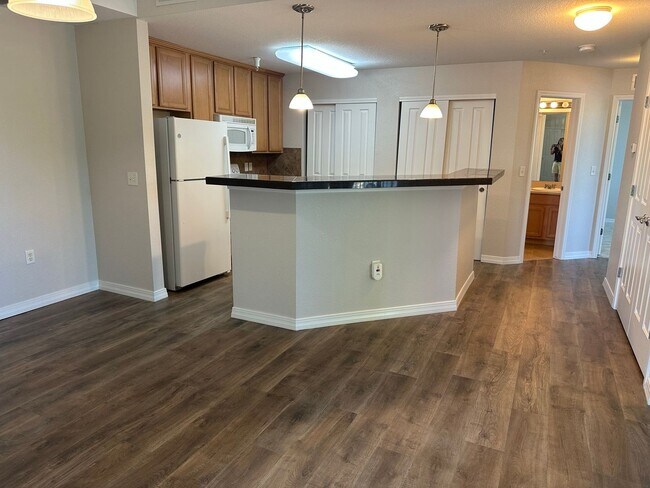 Foto del edificio - Updated upper floor condo with great south...