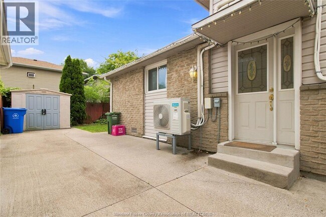 Photo du bâtiment - 1229 Arncliffe Pl