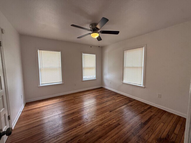 Foto del edificio - Newly Renovated 2 Bed Home | Hardwood Floors + Updated Interior!