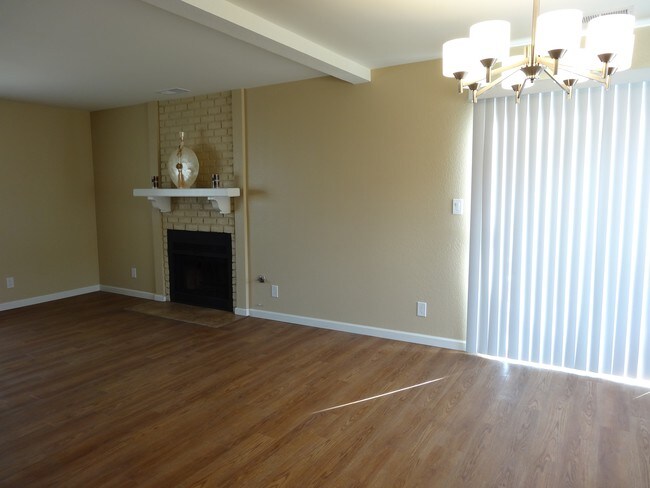 Chimenea - 4422 W 171st St