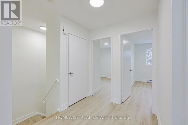 Photo du bâtiment - 100 Liberty St N