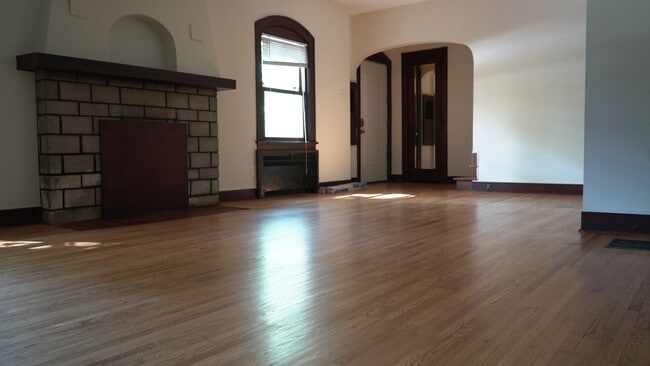 Building Photo - 706 N Washington St