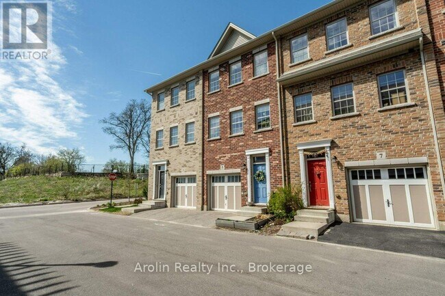 Building Photo - 5 Oxfordshire Ln