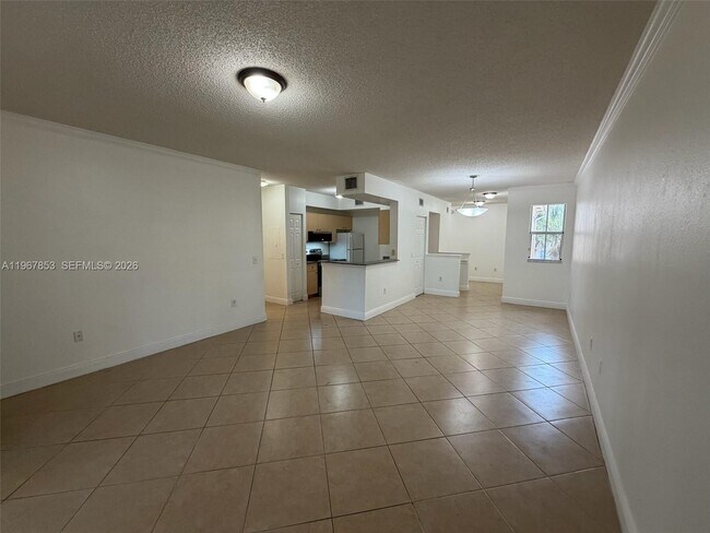 Foto del edificio - 2445 Centergate Dr