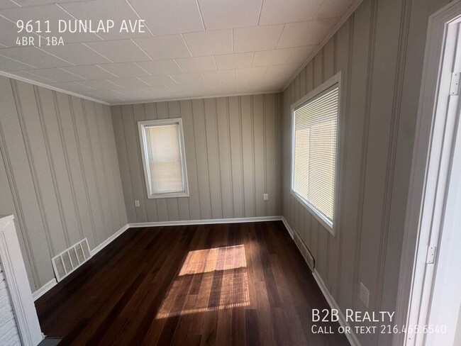 Foto del edificio - 9611 Dunlap Ave