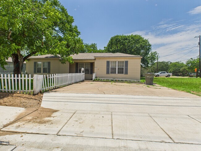 Building Photo - 2702 Cavitt Ave