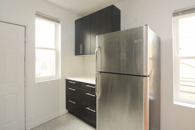 Foto del edificio - 2347 N Drake Ave