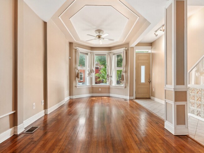 Building Photo - 2334 W Dickens Ave