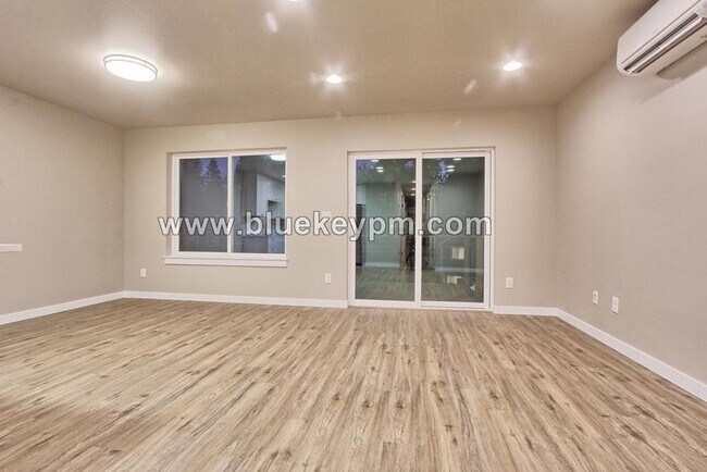 Foto del edificio - Unit 207-C:  3 Bed, 2.5 Bath Townhome in Kalama