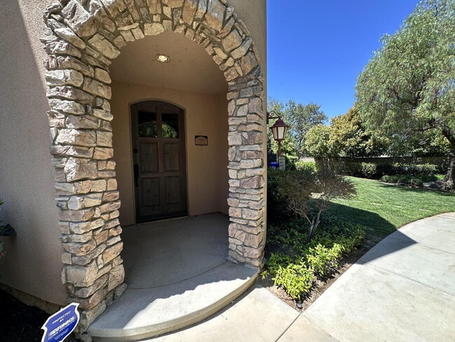 Building Photo - Discover the Essence of Luxury Living in V...