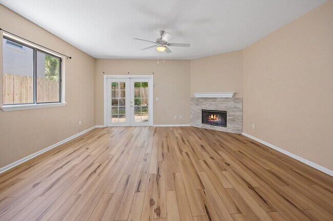 Building Photo - Remodeled townhouse just steps to the beach!