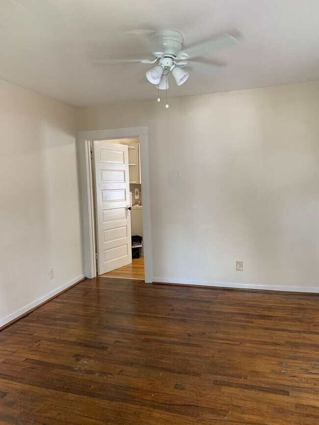 Building Photo - Cute 1 bed/1 bath Duplex