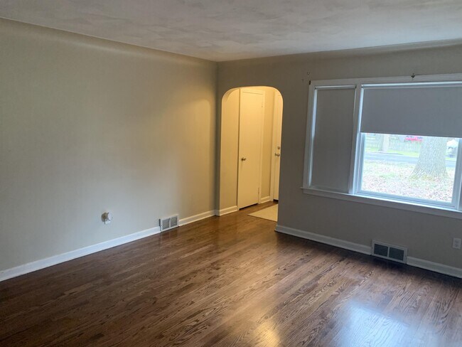Foto del edificio - 5241 Montrose Ave