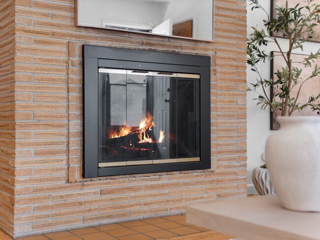 Foto del edificio - Beautiful FULLY FURNISHED TWO BEDROOM DUPLEX!