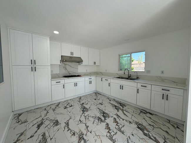 Building Photo - 6 W 4th St