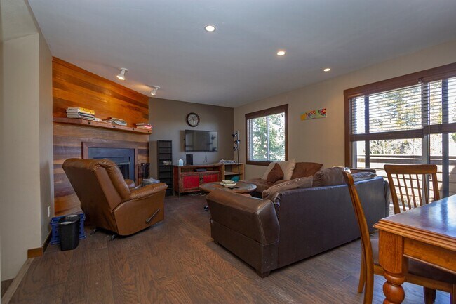 Foto del edificio - Woodworks Townhome- 3 Bedroom/3 Bath Unit w/Updated kitchen on the Bus Route
