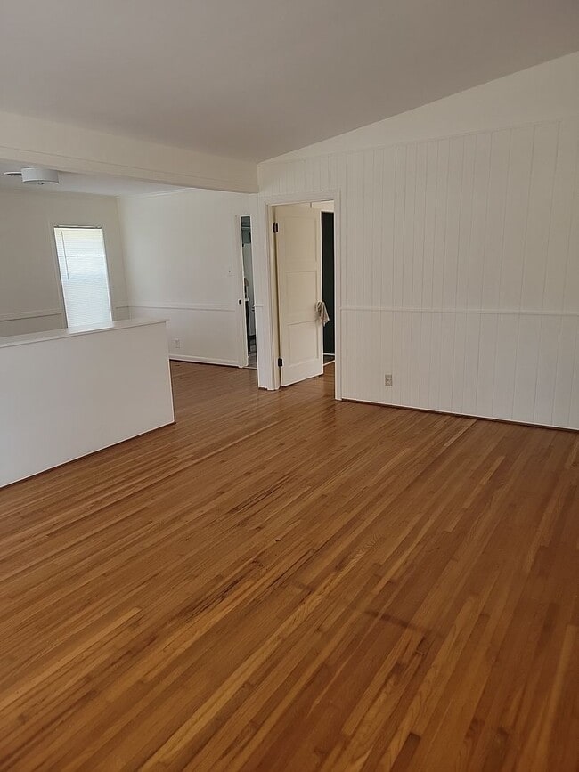 Foto del edificio - 3 bedroom 2 bathroom with 1 bedroom house in back