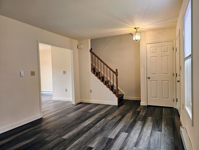 Foto del edificio - 396 Cardinal Rd