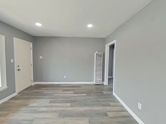 Building Photo - 1119 N Mayfield Ave