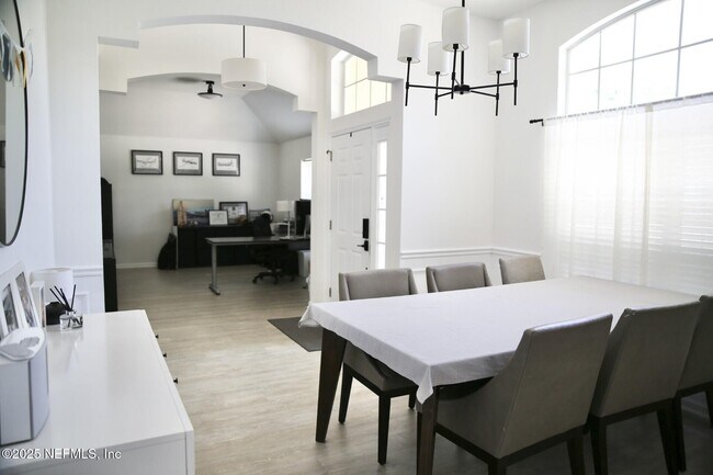 Foto del edificio - 209 Edgewater Branch Dr
