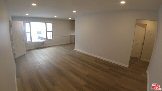 Foto del edificio - 750 N Hayworth Ave