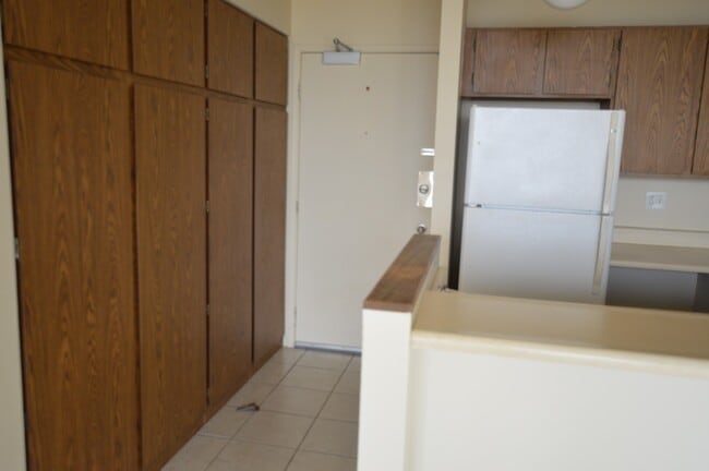 Building Photo - Pearl Regency Condo - 1 bedroom, 1 bath, 1 parking Avail 11/1/2021