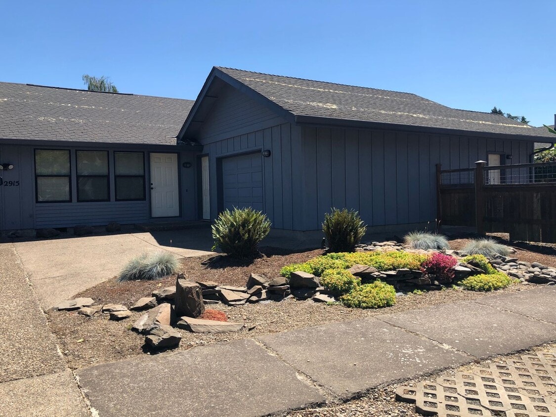 2-bedroom 2-bathroom duplex with 2 garages in Eugene! - 2-bedroom 2-bathroom duplex with 2 garages in Eugene!
