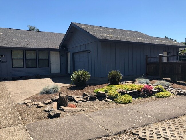 2-bedroom 2-bathroom duplex with 2 garages in Eugene! - 2-bedroom 2-bathroom duplex with 2 garages in Eugene! House