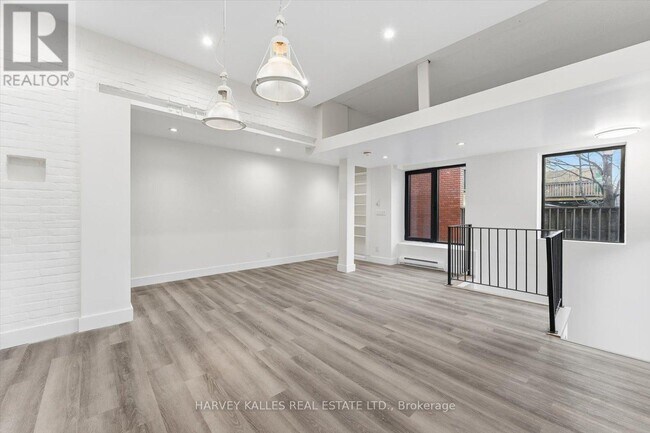 Building Photo - 692 Richmond St W