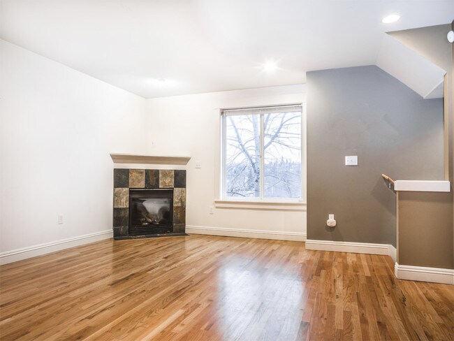 Building Photo - North Beacon Hill townhouse